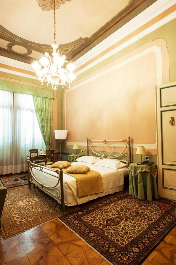 דולו Villa Ducale Hotel & Ristorante מראה חיצוני תמונה