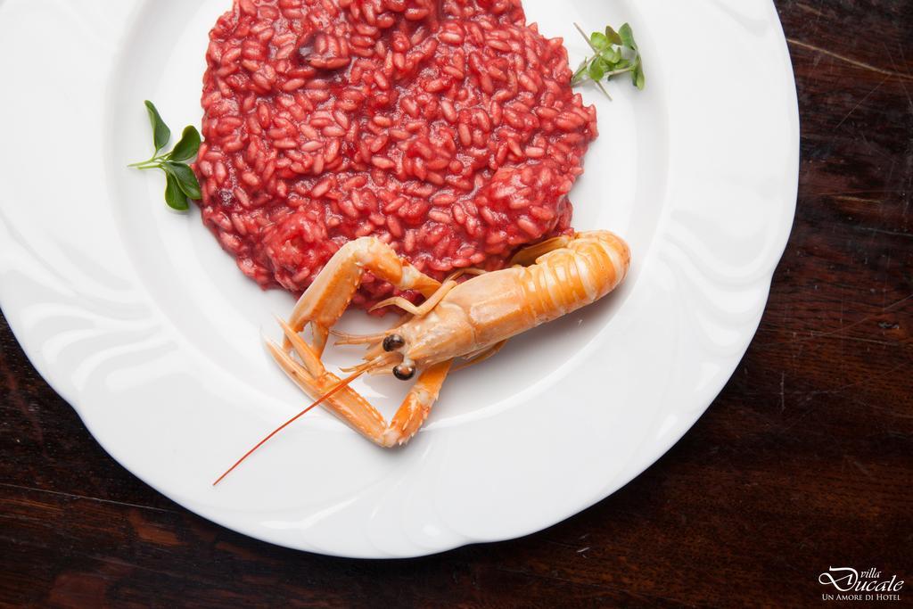 דולו Villa Ducale Hotel & Ristorante מראה חיצוני תמונה