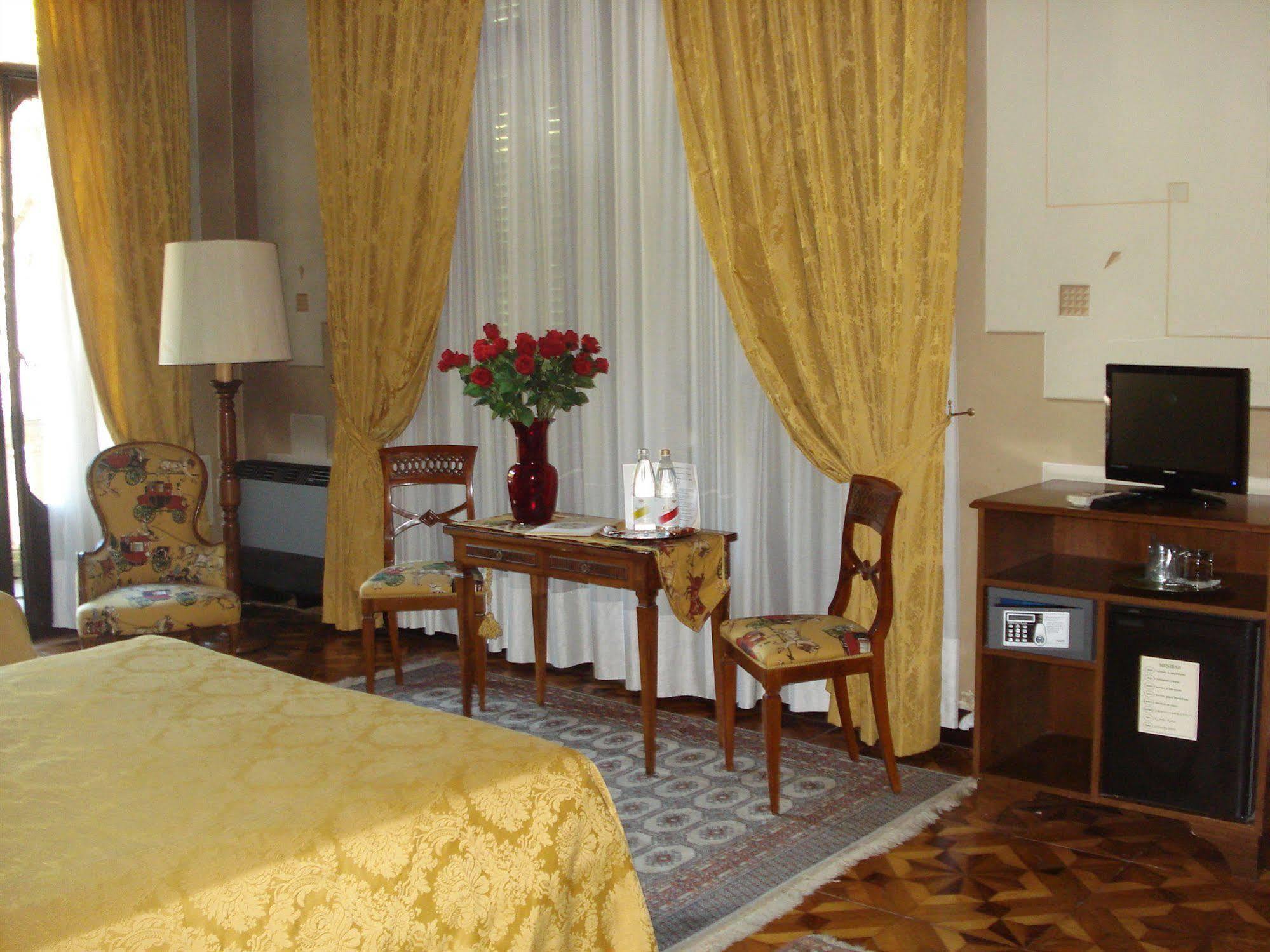 דולו Villa Ducale Hotel & Ristorante מראה חיצוני תמונה