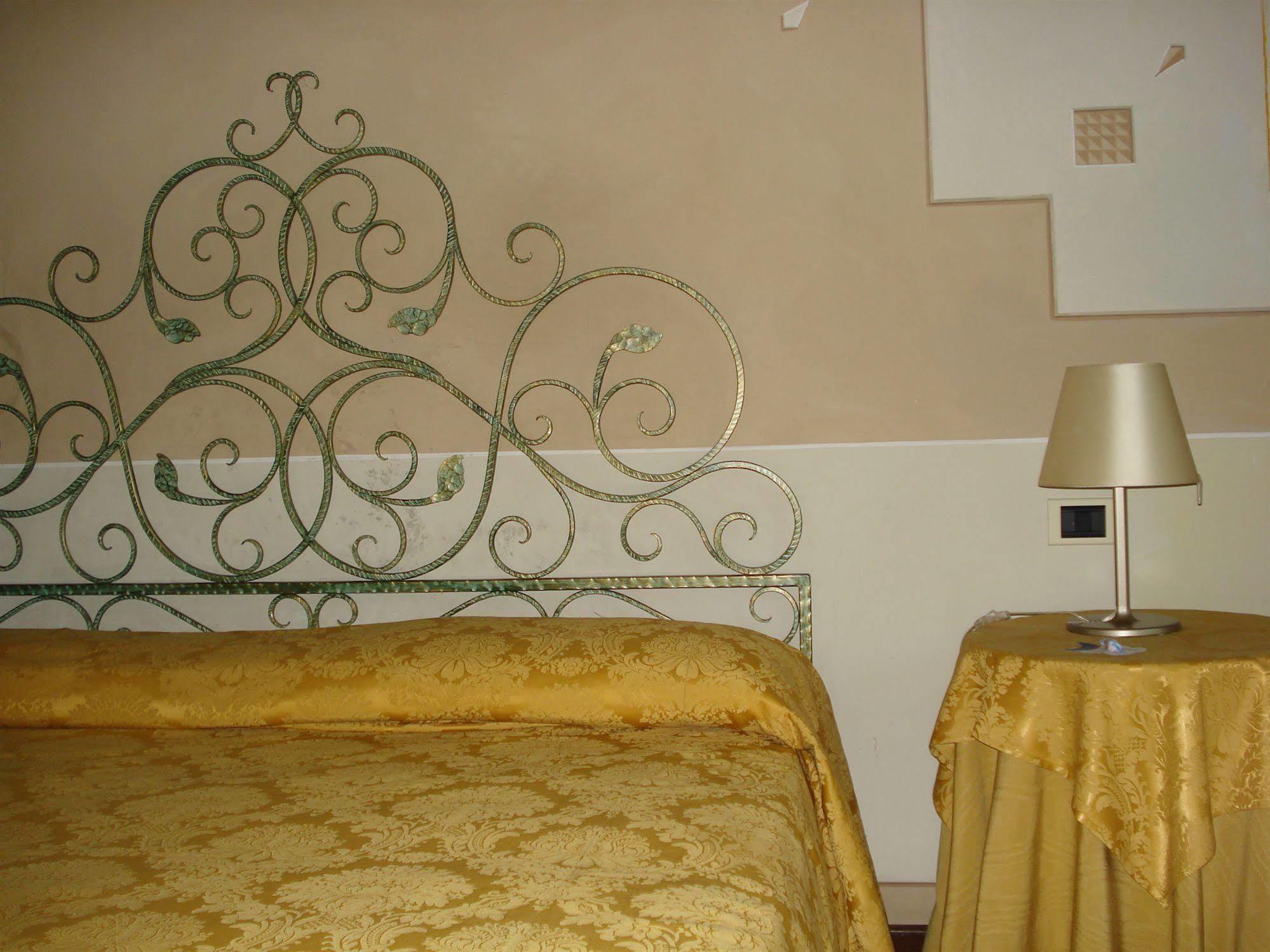 דולו Villa Ducale Hotel & Ristorante מראה חיצוני תמונה