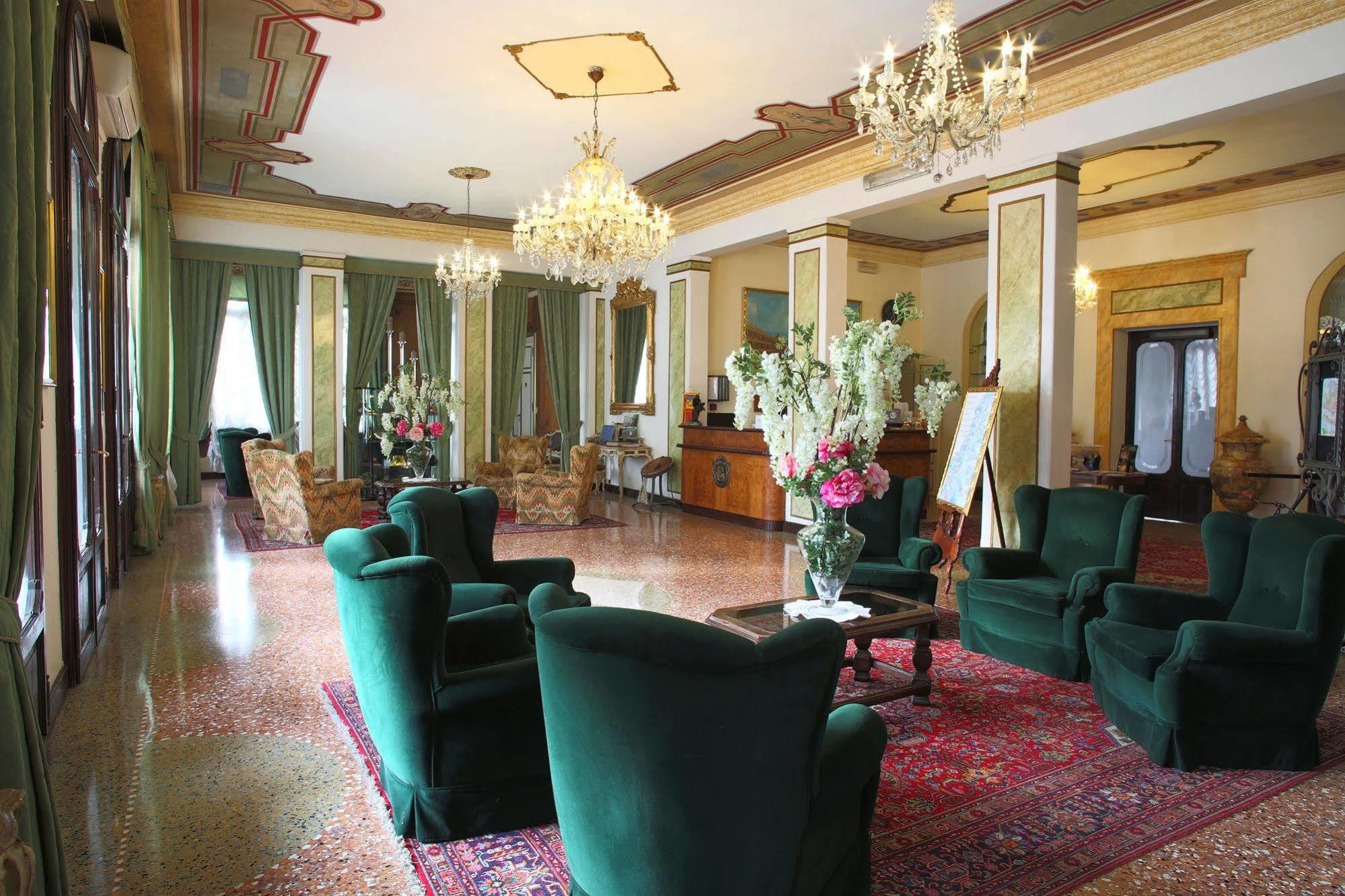 דולו Villa Ducale Hotel & Ristorante מראה חיצוני תמונה