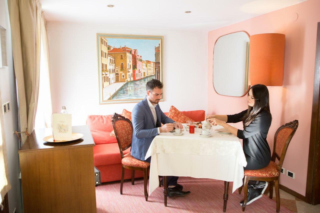 דולו Villa Ducale Hotel & Ristorante מראה חיצוני תמונה