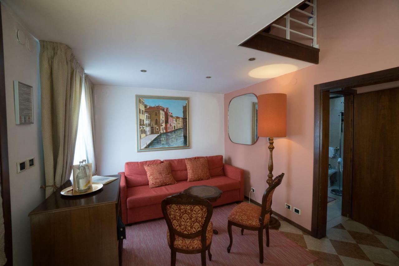 דולו Villa Ducale Hotel & Ristorante מראה חיצוני תמונה